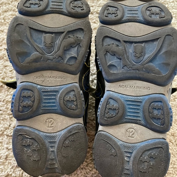DC Comics Batman Kids Light Up Sneakers - Picture 9 of 9